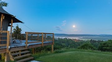 tente shaka avec vue sur les ardennes