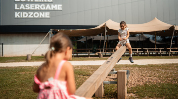 enfants en plaine de jeux extérieure