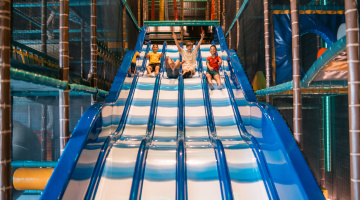 enfants dans une plaine de jeux couverte