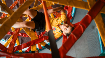 enfant dans une plaine de jeux couverte