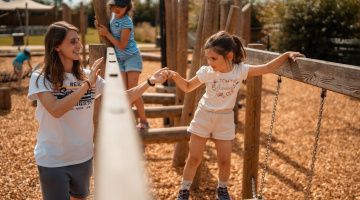 famille en plaine de jeux extérieure