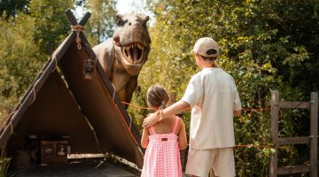 Petit garçon et petite fille à la dino mission de durbuy