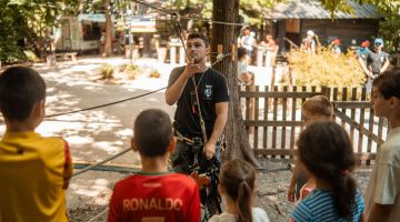 moniteur accrobranche avec enfants