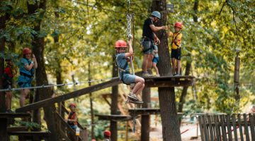 enfants à l'accrobranche de durbuy
