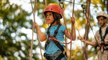 enfants à l'accrobranche de durbuy
