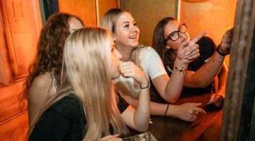 groupe de filles à l'escape room