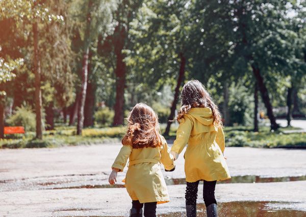 enfants qui jouent sou la pluie